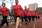 这次，老年暴走团堵了120