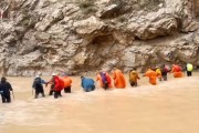 新疆乌孙古道有游客被山洪冲走遇难，当地：已找到遗体，目前还有被困游客等待撤离