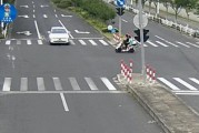 违规超载、闯红灯哥仨儿一齐被撞险酿悲剧