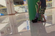 广东一商场有男子用脚踹男孩的头，拖着往柱子上撞？当地妇联：将了解情况