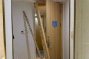 男子在酒店洗澡时被陌生人暴力闯入！踹门男子怀疑前女友正在酒店与他人开房