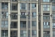 重庆4岁男童从22楼坠落生命垂危，爸爸：他意外把自己反锁卧室，着急出来翻窗坠落