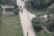 西安一小区雨水管高空坠落砸中婴儿车，官方：网传婴儿被砸身亡系谣言，孩子正在医院治疗