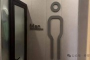 更衣室只有英文标识，六旬女士闯入男更衣间，男子向游泳馆索赔5000元