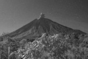 印尼塞梅鲁火山喷发火山灰柱约700米