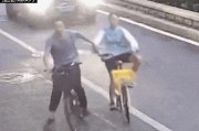 14岁女孩被男子疯狂别车，狂追1公里，外卖骑手仗义出手，网友怒赞！他找到了！