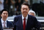 尹锡悦“脱衣躺地”，闹了两个多小时……