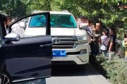 丰田车主逆行插队被拒，还扬言弄死对方？目击者讲述事发经过！四川甘孜交警：正在拦截