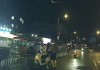 凌晨街头两男子欲将醉酒女子抬上电动车，知情商家称是店老板服务员帮忙，深圳警方回应