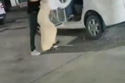 河南一小区内有女子被殴打后又被推进面包车？当地警方：双方是父女关系