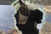 天降塑料瓶砸穿汽车挡风玻璃，街道办称瓶内疑似尿液，警方已在调查