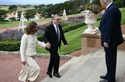 美国总统特朗普对52岁英国首相夫人“献殷勤”，引发争议