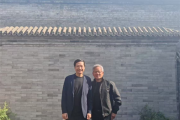 黄仁勋年内第三次访华，大热天仍穿皮夹克合影雷军