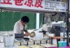 郑州90后奶爸带脑瘫儿子卖凉皮，希望儿子有一天能喊声“爸爸”