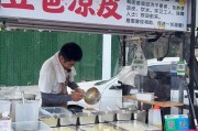 郑州90后奶爸带脑瘫儿子卖凉皮，希望儿子有一天能喊声“爸爸”