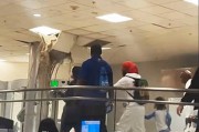 美国最繁忙机场天花板爆裂涌出棕色污水，气味难闻