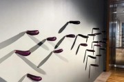 200个茄子插在新加坡美术馆墙上作展品，被参观民众拔走